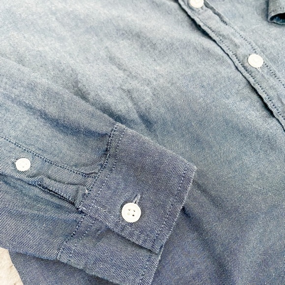 Like New! Abercrombie kids Boys Button Down Chambray Long Sleeve Size 15/16 - Picture 3 of 3